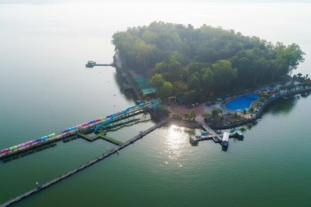 Hòn đảo nhỏ yên bình giữa hồ, lý tưởng để cắm trại, picnic và chèo thuyền khám phá.